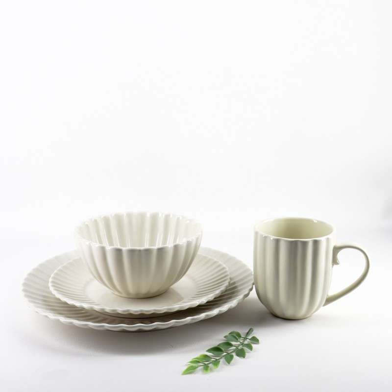 Ivory‑White Glazed Stoneware Set with Ruffled Textures (7)
